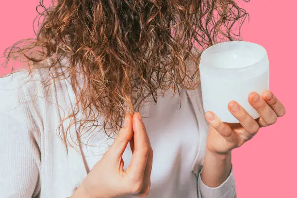 The importance of aloe vera gel for moisturizing hair ends