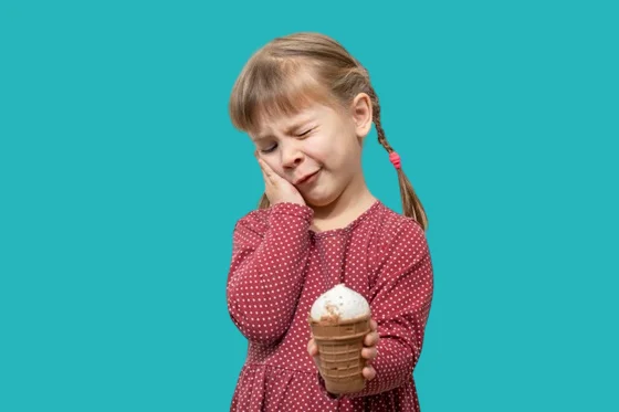 الم الاسنان عند تناول طعام بارد من اعراض الم الاسنان لدى الاطفال