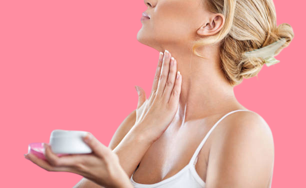 الترطيب لعلاج خطوط الرقبة