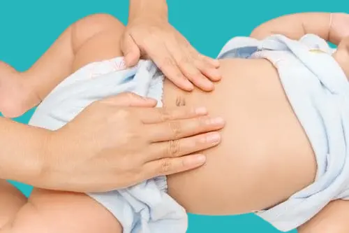 تدليك بطن الرضيع للتخفيف من المغص