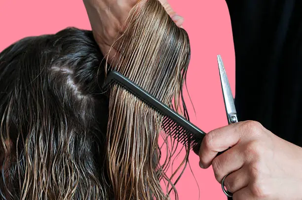 قص الشعر وهو مبلل تماما