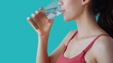 شرب كميات كبيرة من السوائل من طرق علاج التهاب المثانة