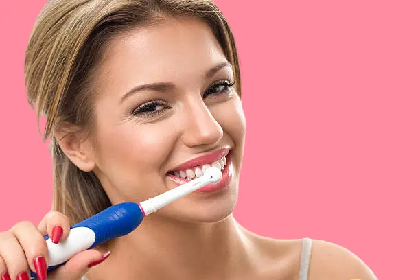 The correct way to clean teeth