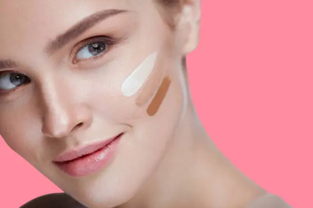 اختيار درجة كريم اساس غير مناسبة للبشرة