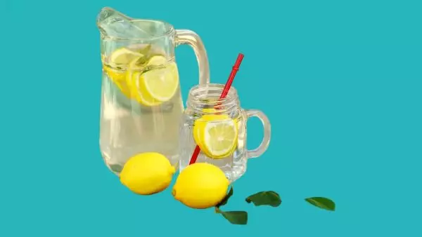 الماء الدافئ بالليمون لتقليل التهاب الحلق