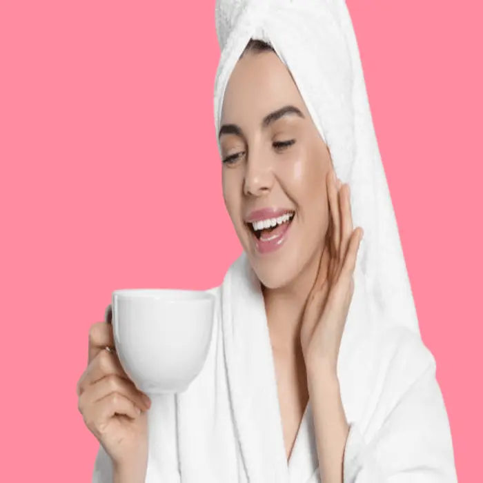 How does green tea help maintain youthful skin? 