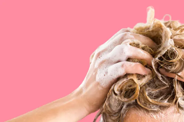 العناية بالشعر بعد البروتين والكيراتين