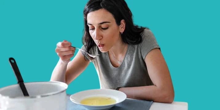 تناول طعام سهل البلع مثل الحساء لعلاج صعوبة البلع