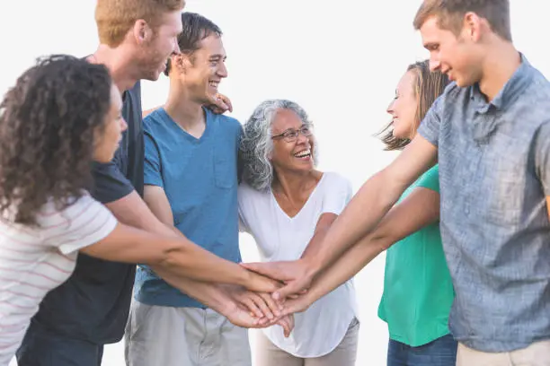 تقوية العلاقات داخل الاسرة والمجتمع
