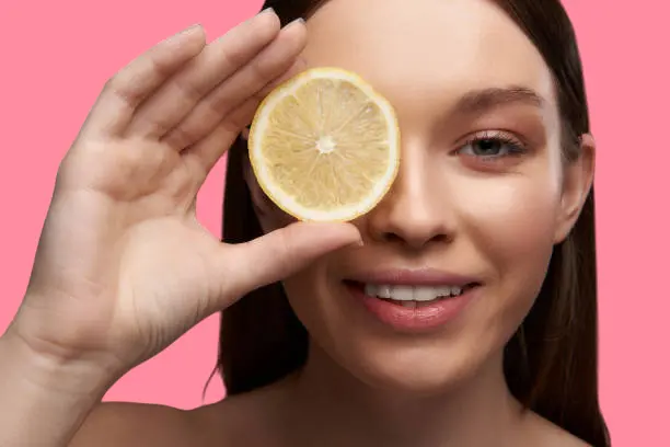 اهمية الفيتامينات للبشرة والشعر