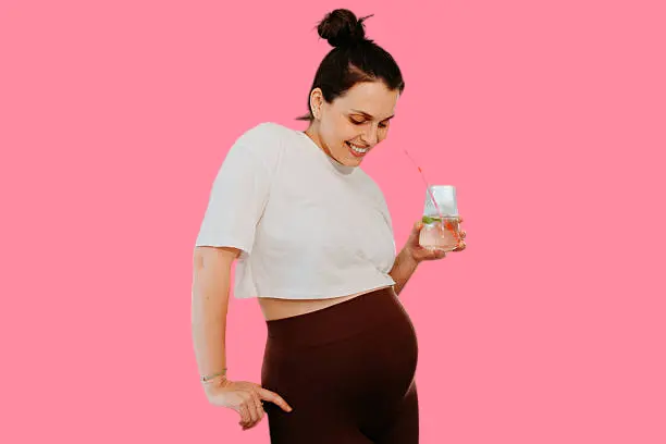 الماء لعلاج تورم الاطراف اثناء الحمل