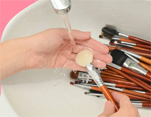 تنظيف ادوات التجميل للعناية بالرموش