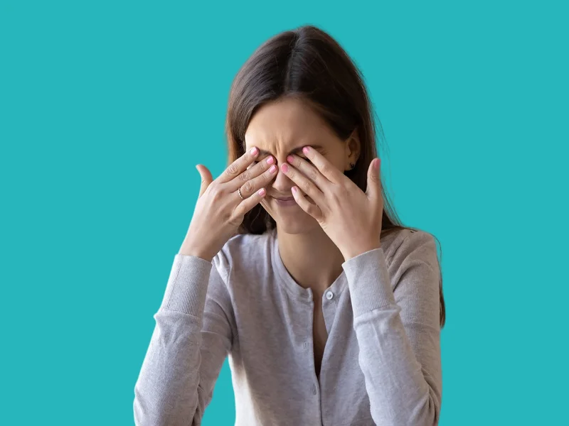 دموع العين من اعراض احمرار العين