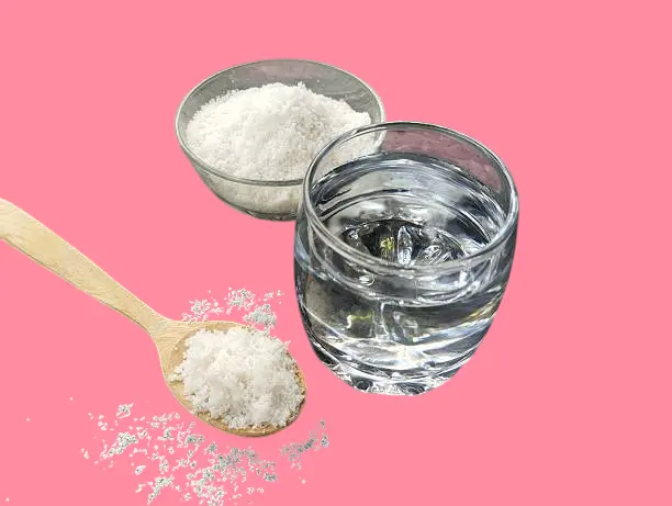 غسول الملح والماء للاسنان