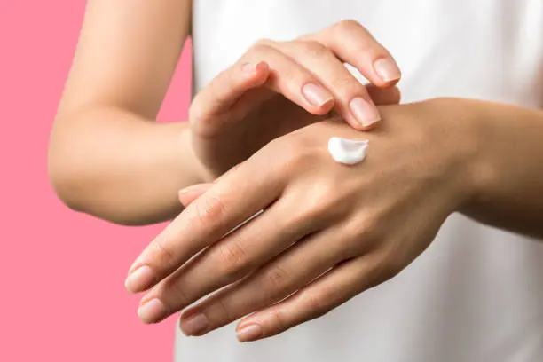 Moisturizing and lightening sensitive areas