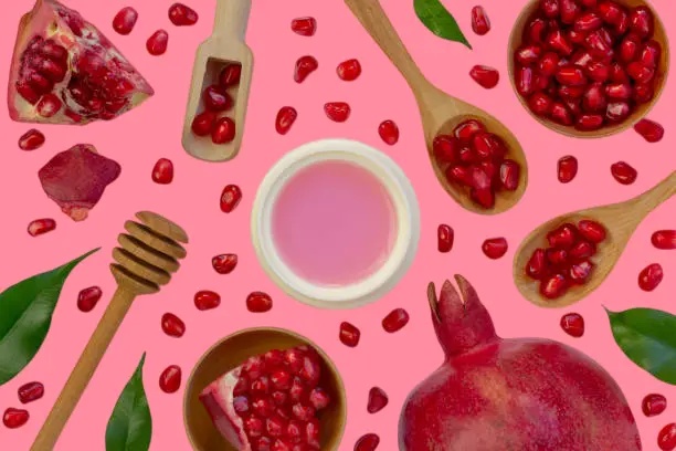 Natural pomegranate mixtures to fight wrinkles