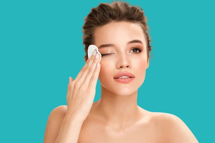 ازالة مستحضرات التجميل من العين يوميا للوقاية من احمرار العين