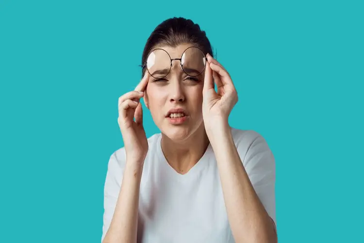 الاحساس باجهاد العين عند النظر لشئ بعيد من اعراض قصر النظر 