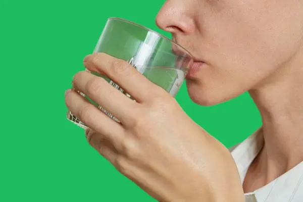 Drinking water while dieting