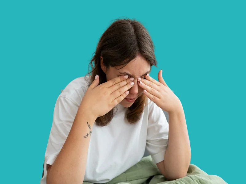 الحكة في العين من اعراض الاصابة باحمرار العين بعد الاستيقاظ