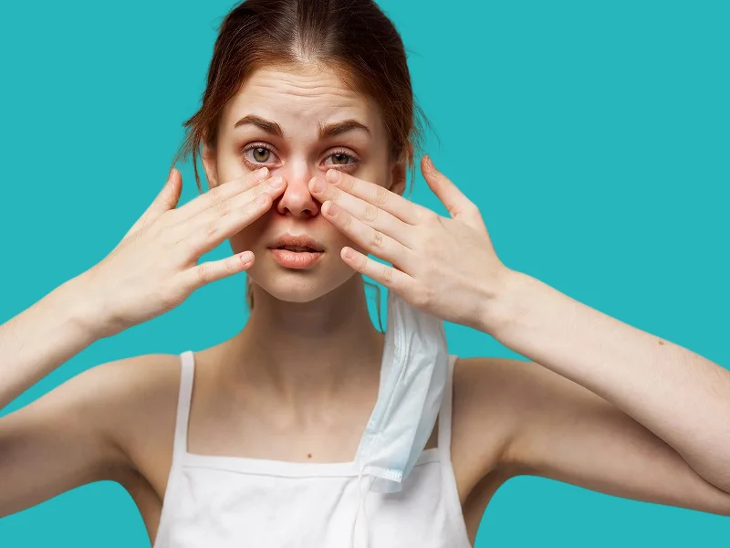 الفرك المستمر في العين من اعراض دموع العين المستمرة