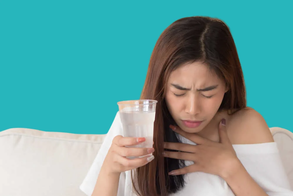 شرب الكثير من السوائل للتخفيف من الكحة الناشفة المستمرة