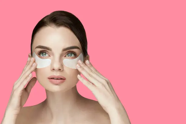 Cold compresses to treat dark circles under the eyes